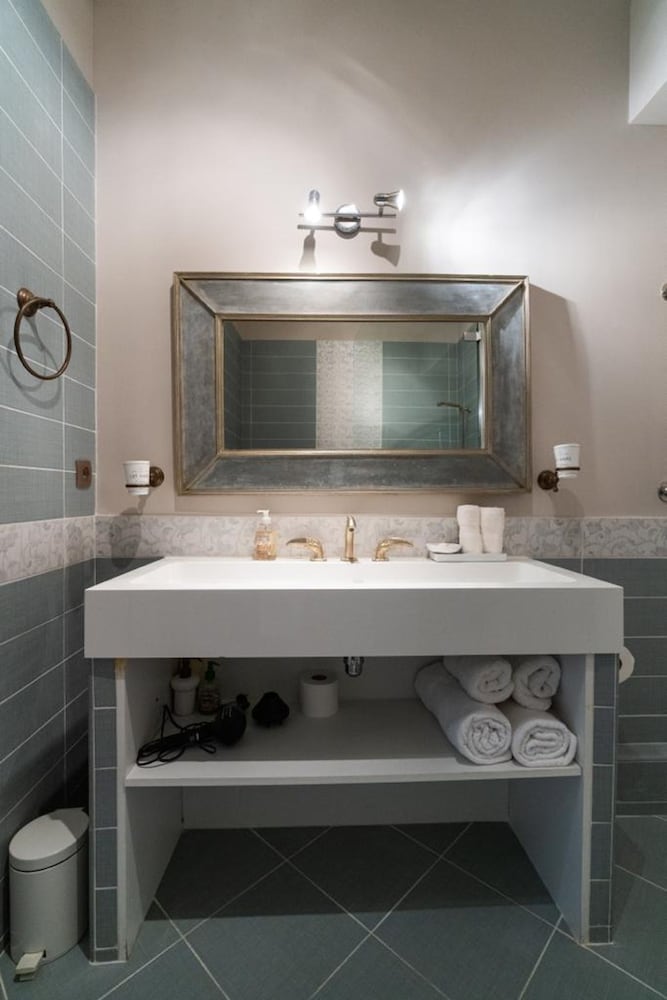 Charming 2 Bedroom apt in Central Cannes Walking Distance to Beaches Croisette and the Palais - 678
