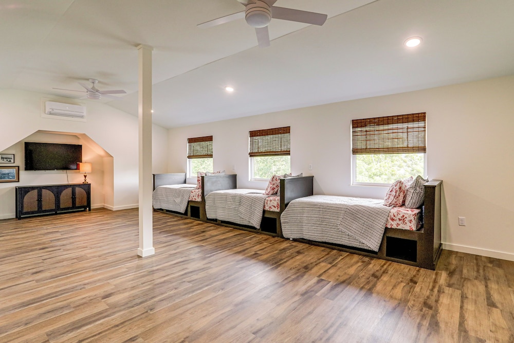 Greers Ferry Lake Retreat: Game Room + Fire Pit!