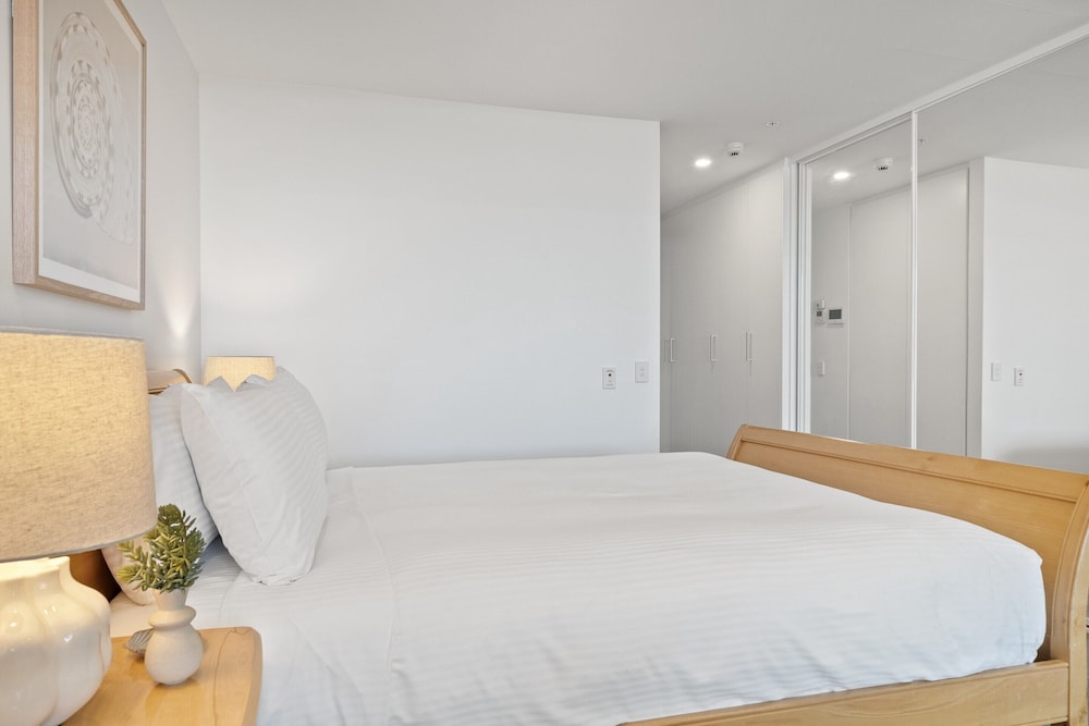 Chic Ground-floor Studio Near Local Cafes