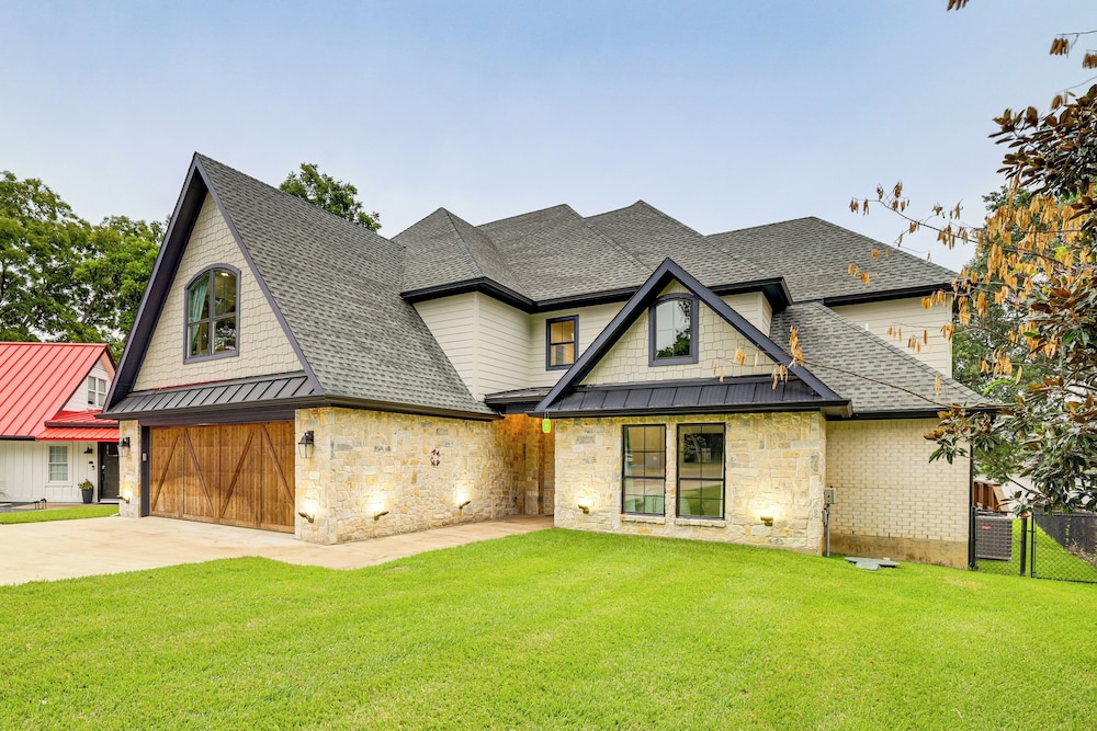 Hot Tub, Fire Pit! High-end Cedar Creek Lake Haven