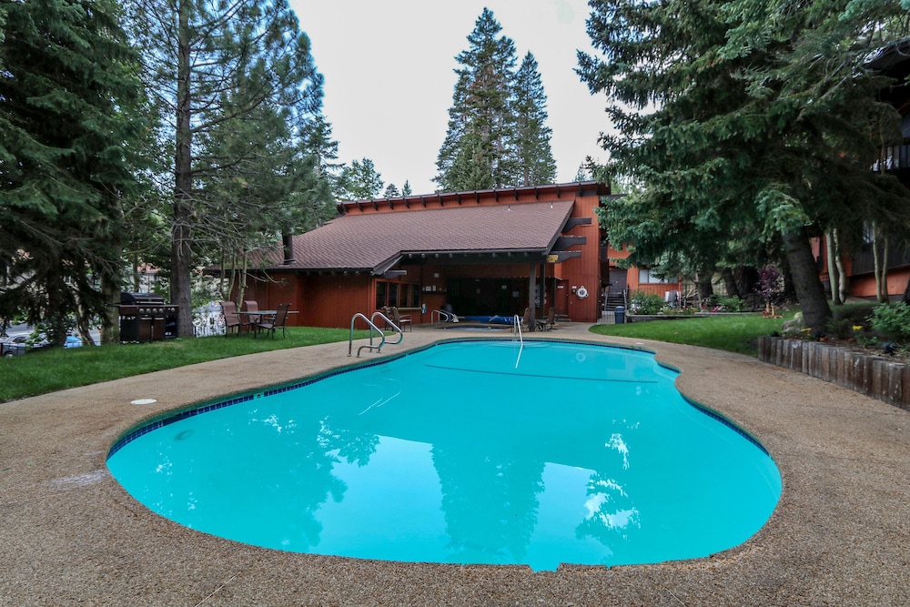 Mammoth West 111 Cozy Condo, Just A Short Walk to Canyon Lodge by RedAwning
