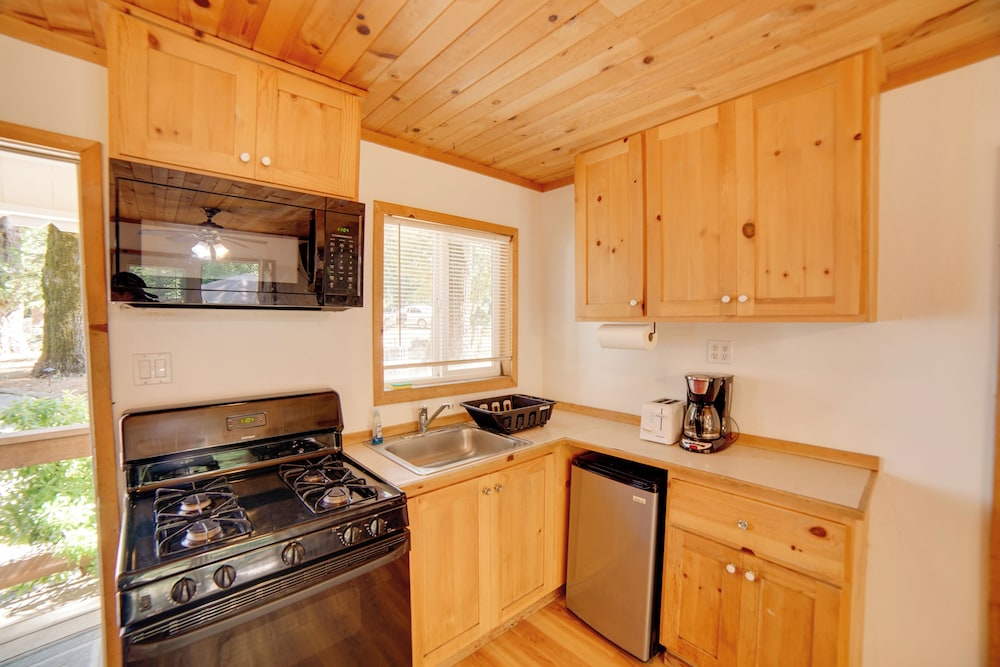 Golf, Hike, Sip Wine: Cobb Mountain Cabin w/ Patio