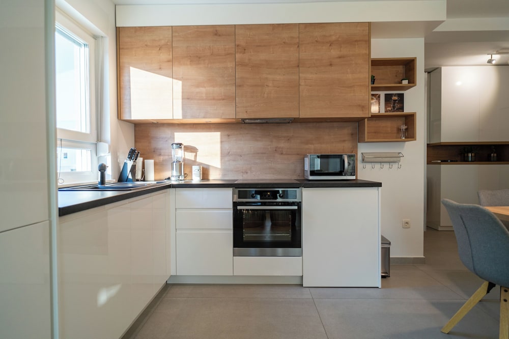 Apartment Wing 77