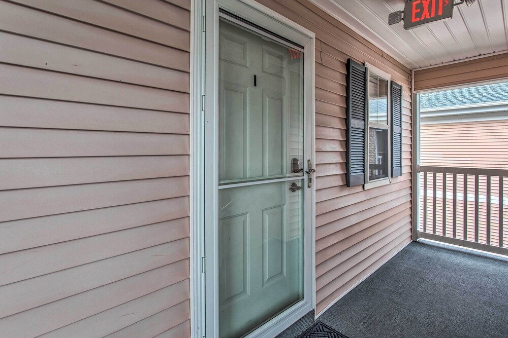 Resort Amenity Access: Chic Myrtle Beach Condo! view 2