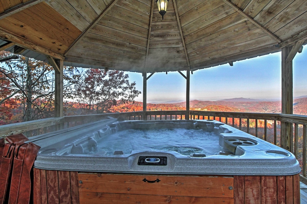 Hot Tub & Mtn Views: Scenic Cabin in Gatlinburg!