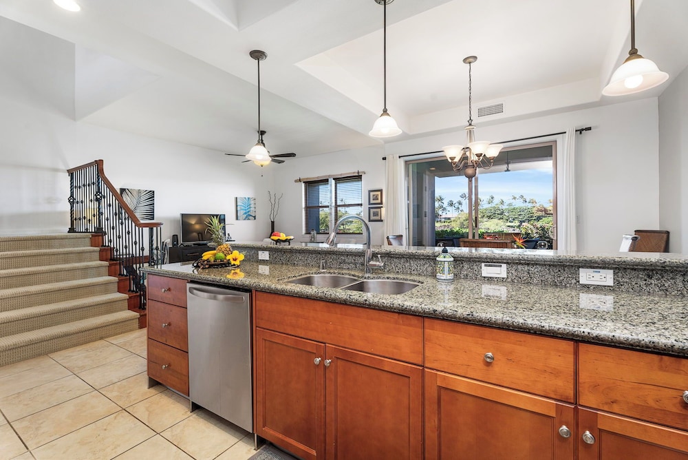 Walk to Restaurants/shopping - Excellent Golf Course Views - Private Beach Access - Vrkcv