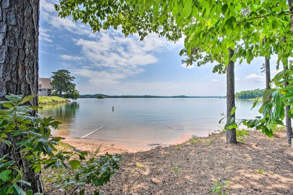Resort-style Condo w/ Balcony on Lake Keowee view 5