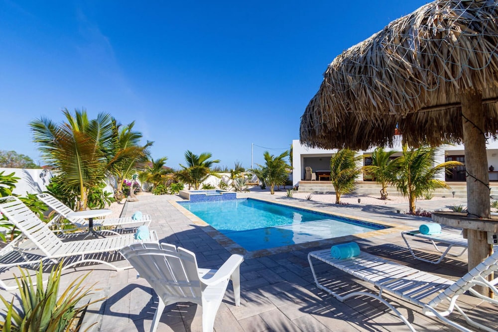 Beautiful 3br2 5BA Villa w Pool Close 2 Baby Beach
