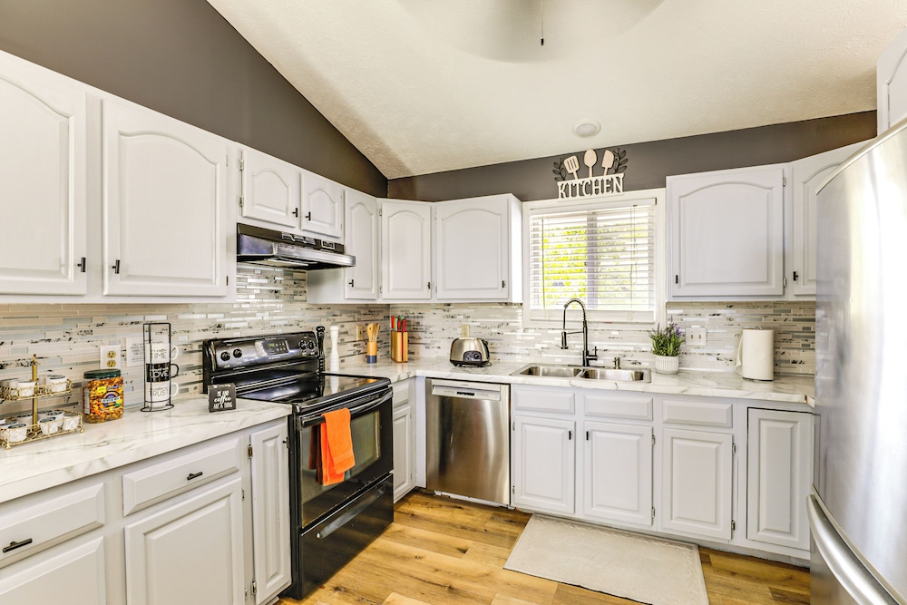 3 Mi to UNL & Memorial Stadium: Home w/ Large Yard