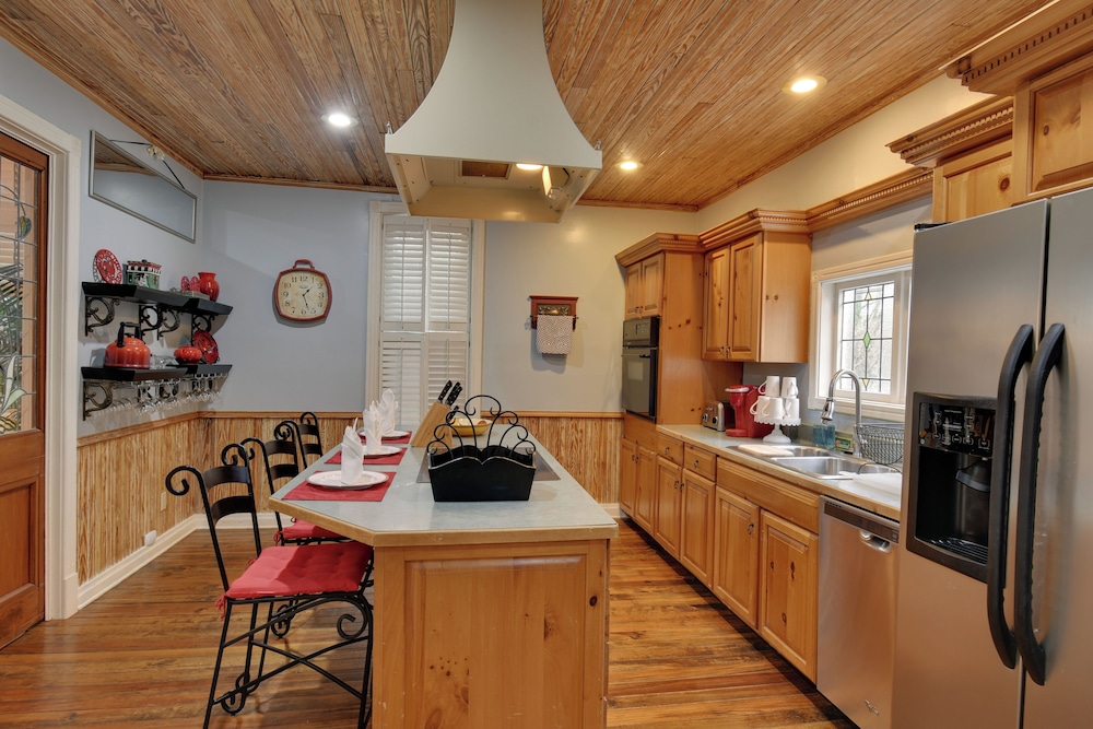 Historic Hot Springs Home < 1 Mi to Oaklawn! view 5