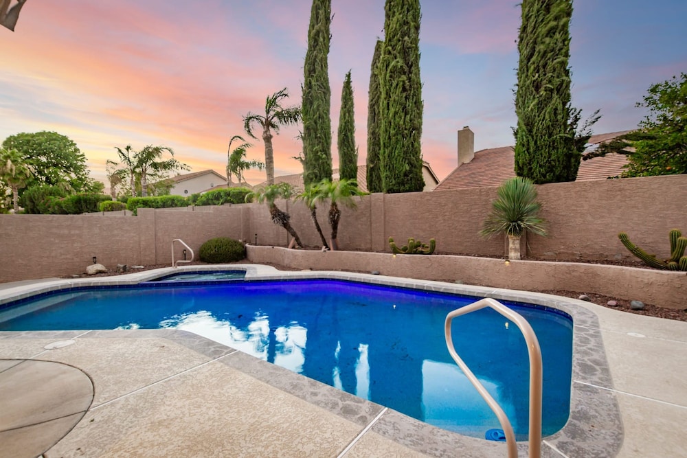 NEW Paradise Park Heated Pool Spa BBQ