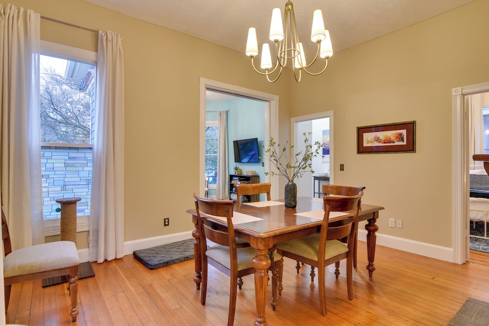 < 1 Mi to Moda Center: Walkable Portland Retreat!