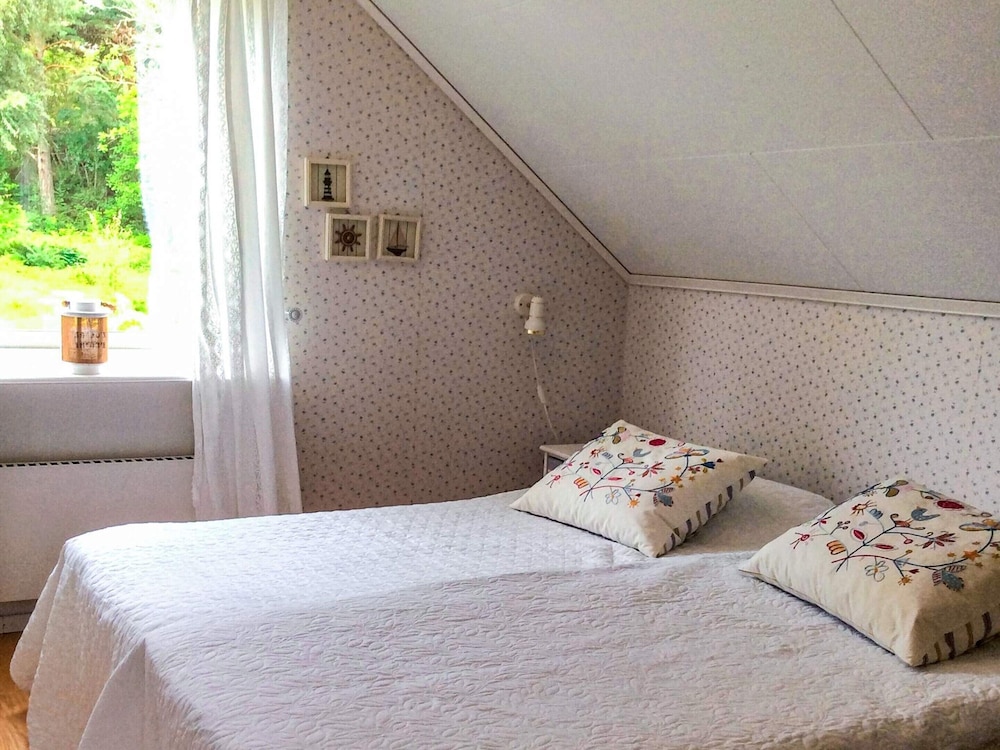 Cozy Family Cottage Near the Sea