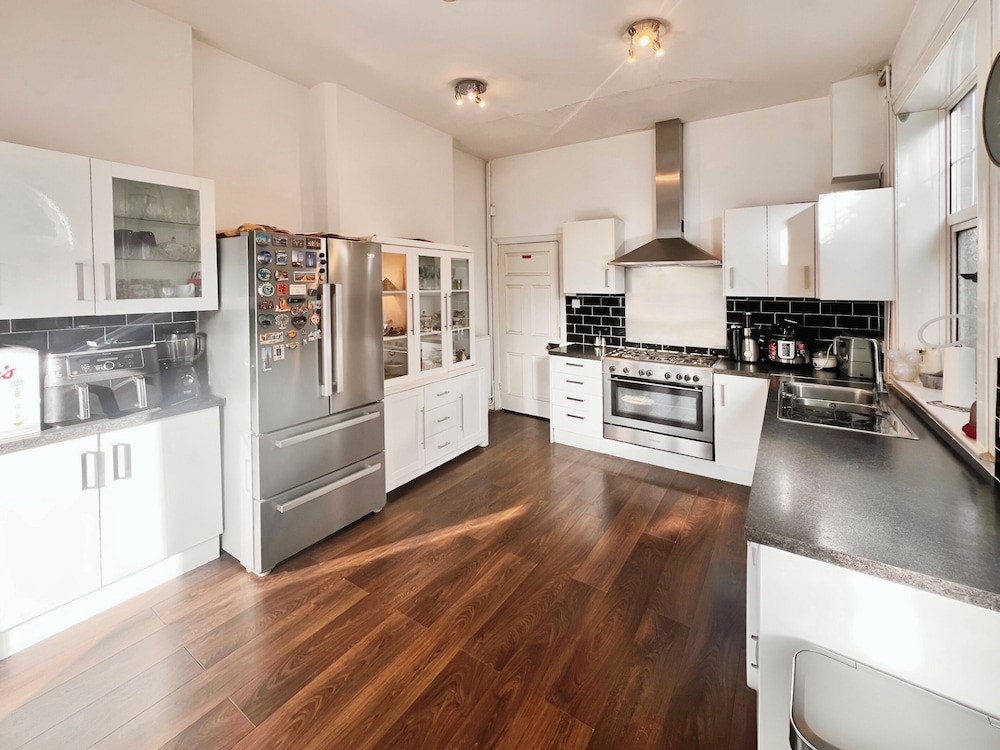 Hottub-garden-parking-sleeps10-10mintotown