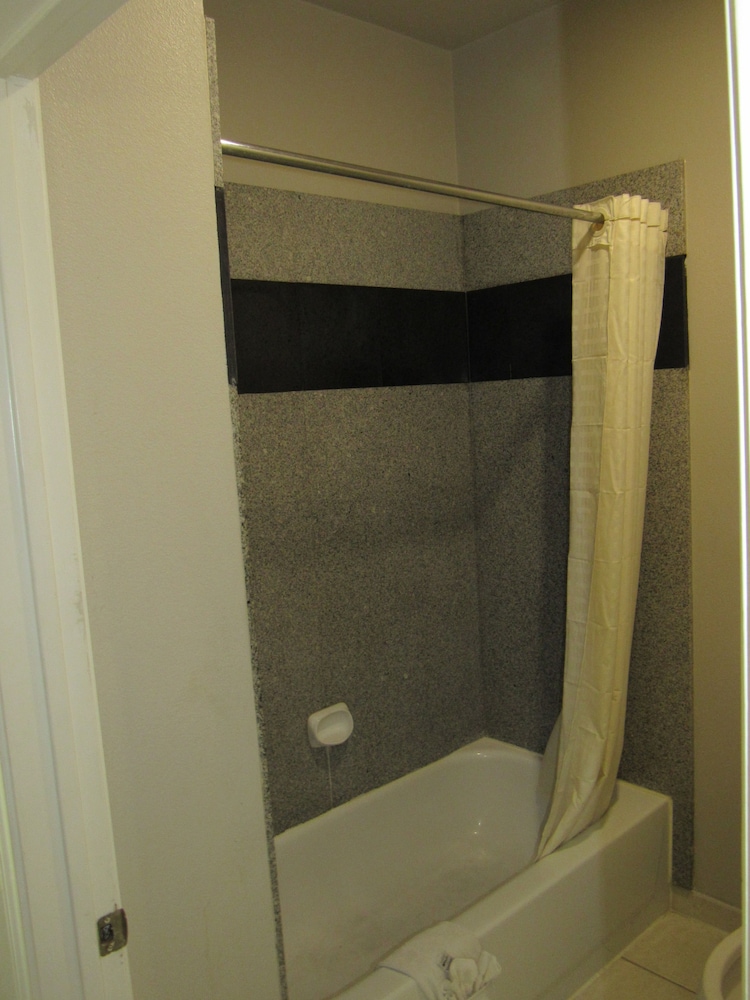 Camelot Inn & Suites Highway 290 NW Freeway