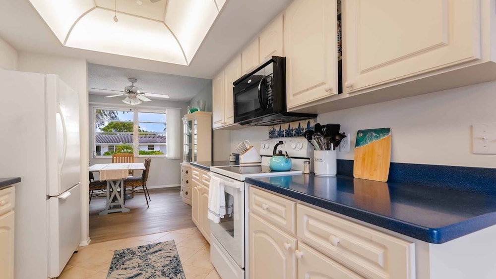 Punta Gorda Isles Canal 2 bedroom Home- Sailboat Access! 15 foot dock! 2 Home