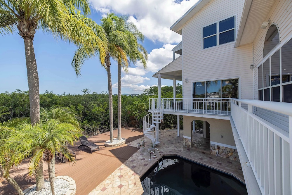 6B Waterfront Game Room Pool Hot Tub Dock