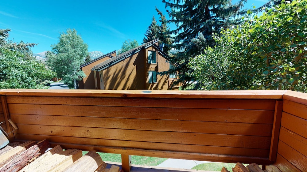 Snowflower 74 Spacious Condo with Great Complex Amenities, On The Shuttle Route by RedAwning view 2