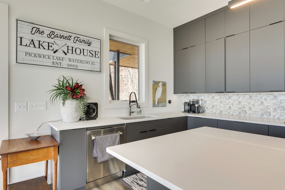 Private Dock & River Views: Modern Gem in Waterloo
