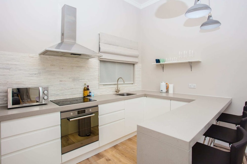Modern & Spacious 1 Bedroom Apartment in London
