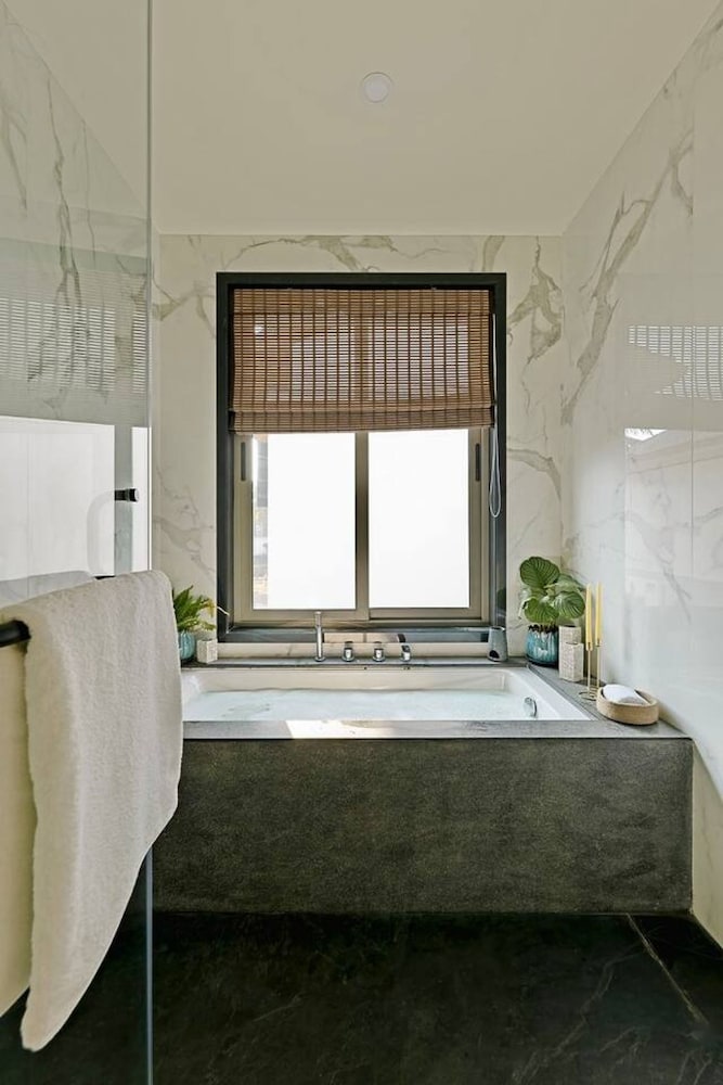 Luxe 3bhk Villa Kosha Pvt Pool - 2km to Beach