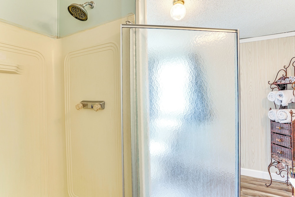3 Mi to Dtwn: Pet-friendly Farm Retreat in Paris!