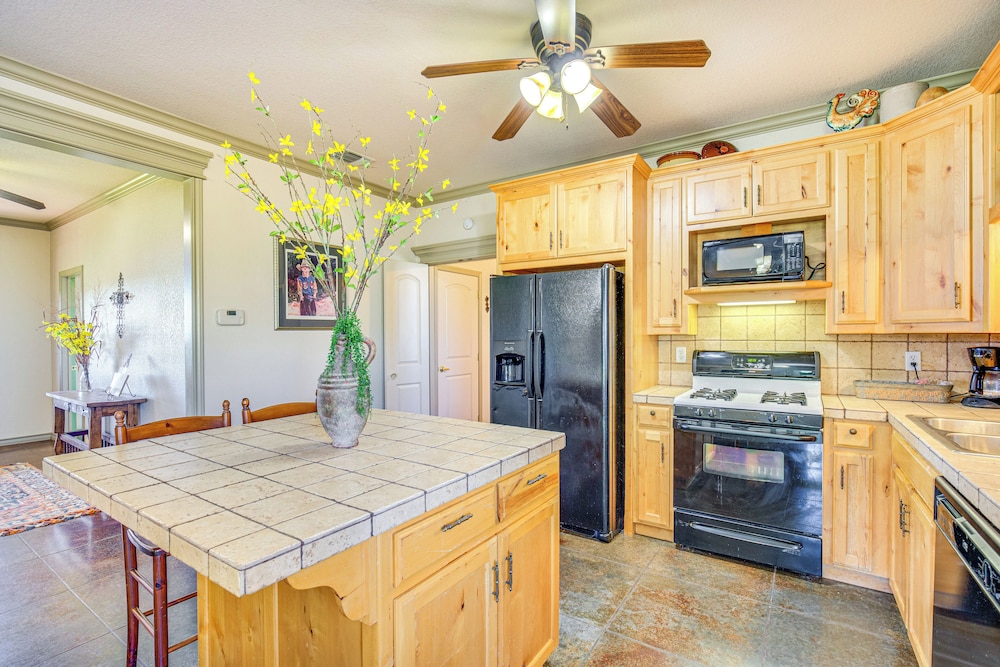 30 Mi to Fort Worth: Rural Retreat w/ Patio!