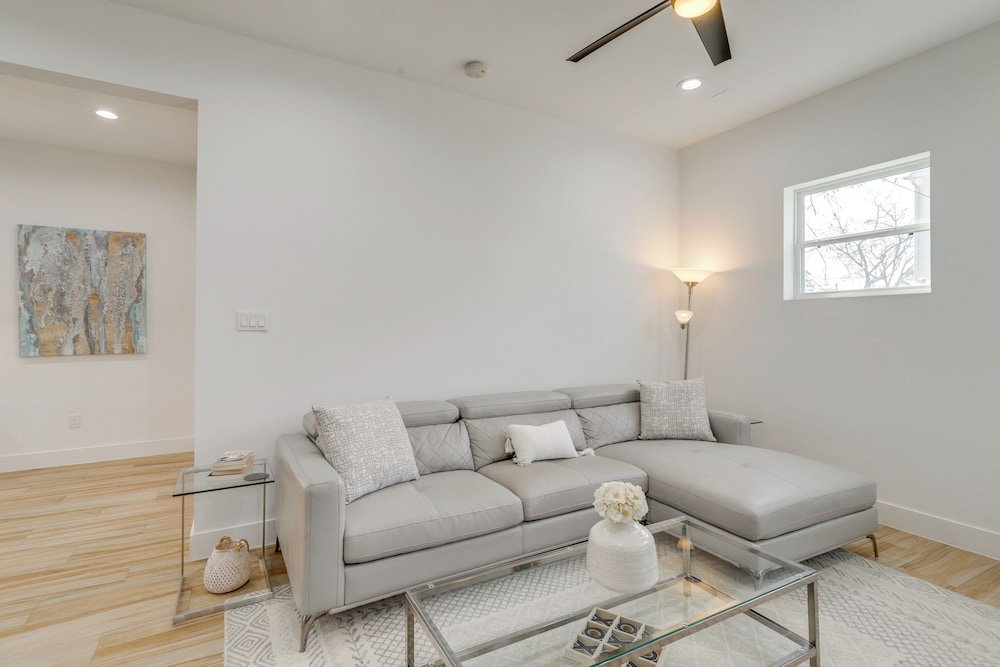 Sleek Home w/ Screened Patio & Yard in Houston!