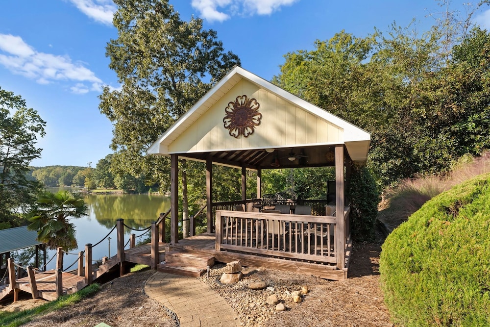 Jake s Lake House by Avantstay Lake Gazebo