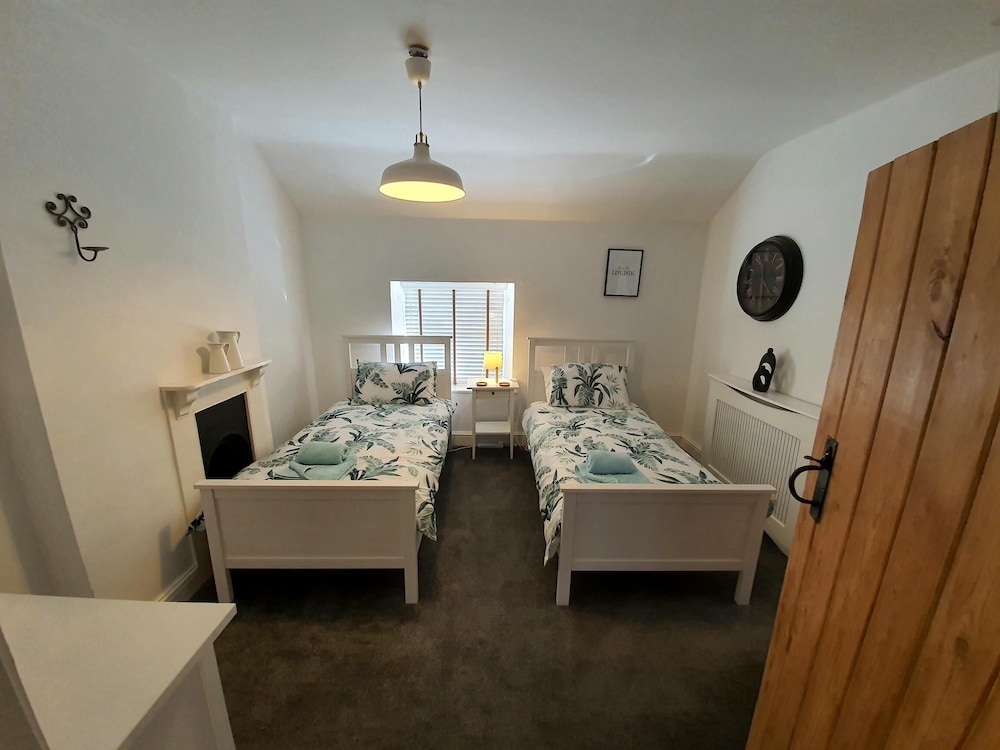 Charming 5-bed Cottage in Old Sodbury Bristol view 4