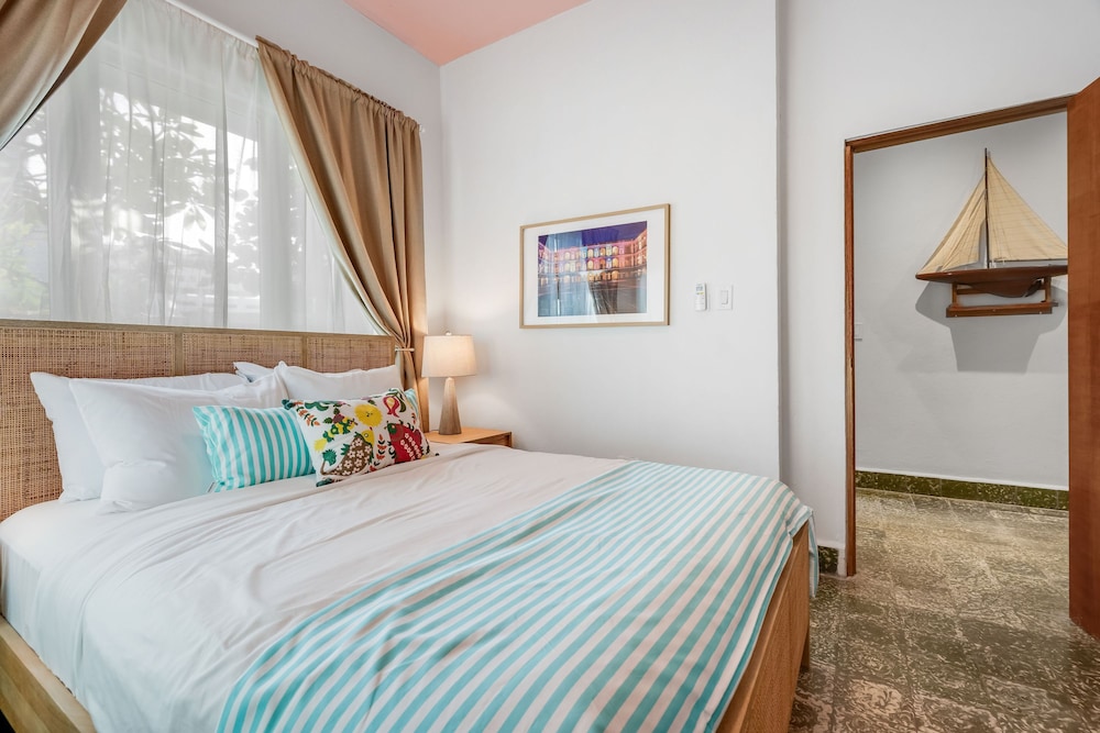 Chic Apartment Pool Parking in Central Condado