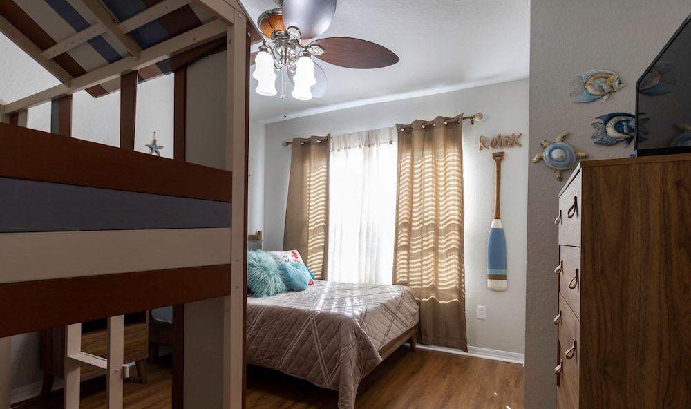 Amazing Family Townhouse Minutes From the Parks