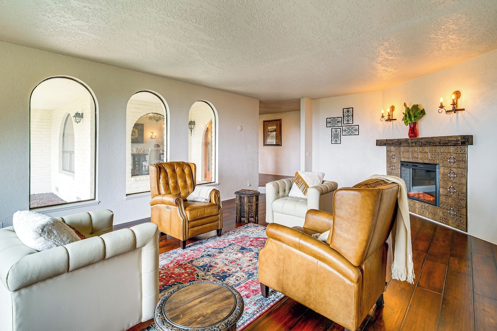 4 Mi to River: Umpqua Valley Villa w/ Fire Pit!