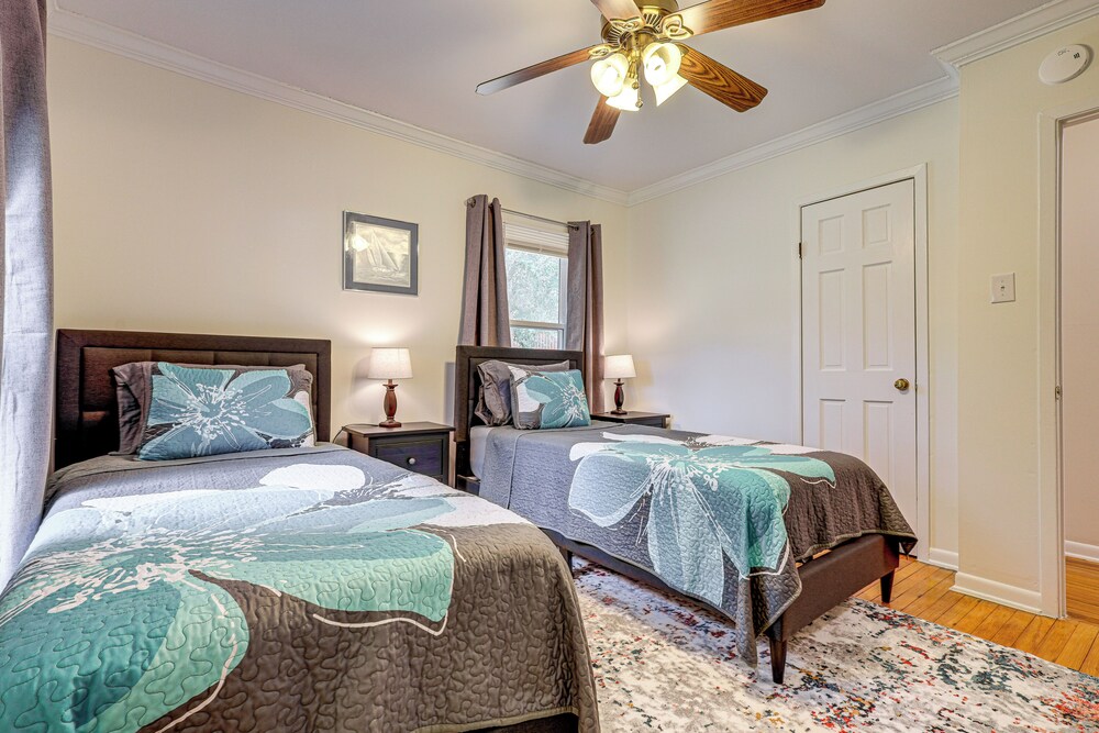 2 Mi to Fairhope Pier: Home w/ Large Yard!