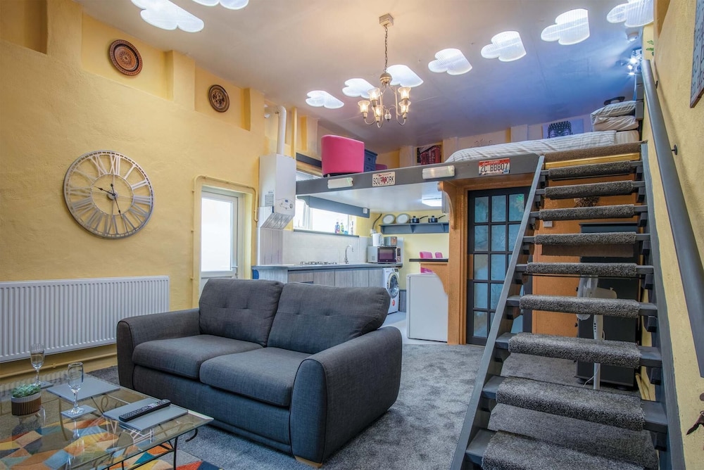 Clouds - 1 Bedroom Holiday Home - Milford Haven