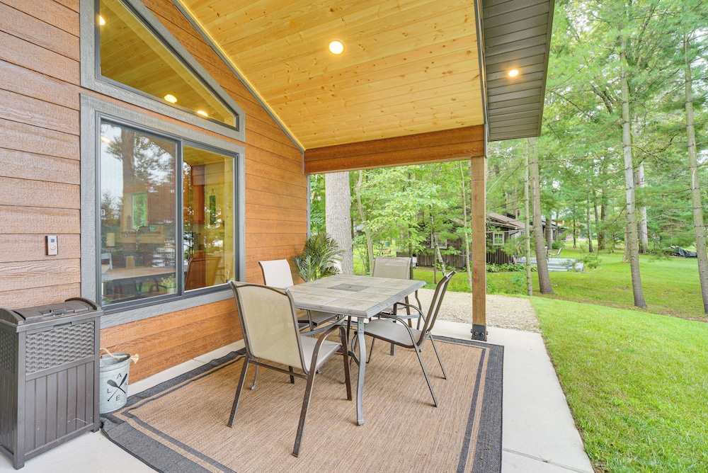 Boat Dock, BBQ & Fireside Fun: Clam Lake Cabin