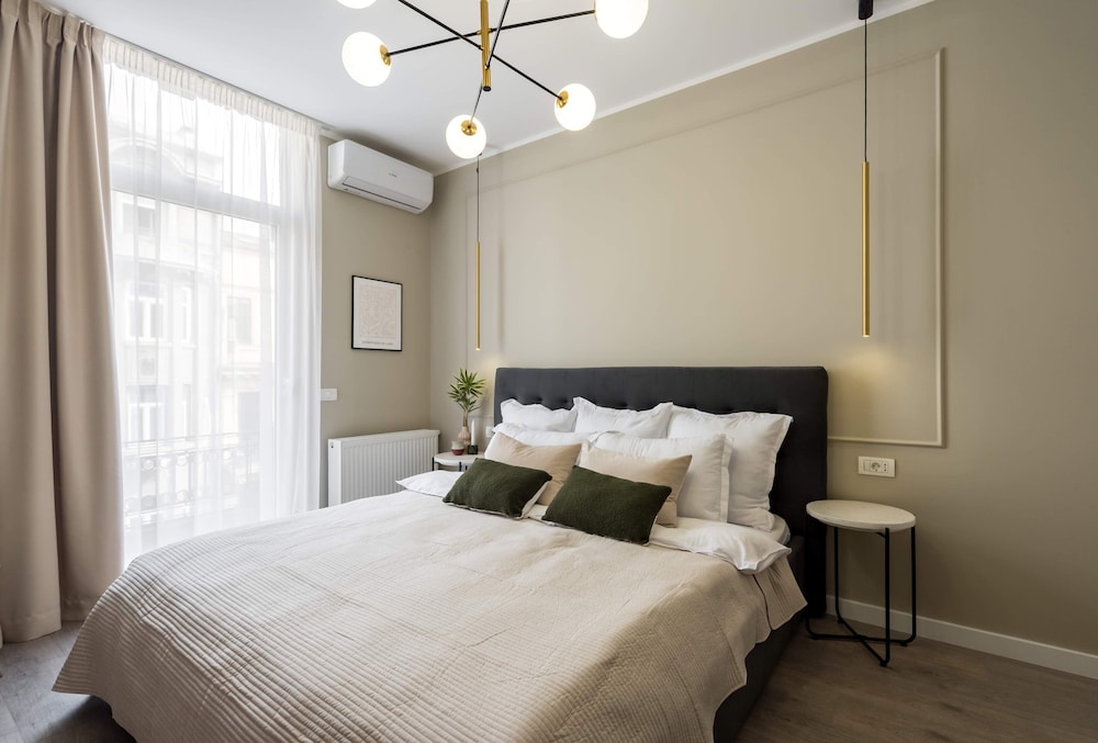 Contemporary Aparthotel 2-BR Flats Near Old Town, Quiet & Serene