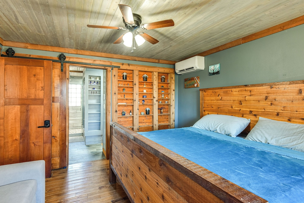 600-sq-ft Deck! Hutchinson Retreat on 5 Acres