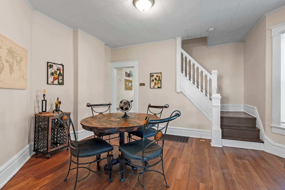 Summit Scholars Suites For 12!