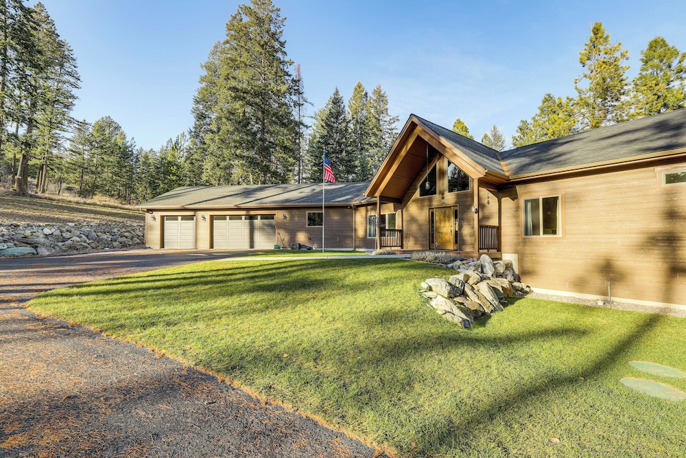 Deck + Views: Scenic Group Getaway in Lakeside!