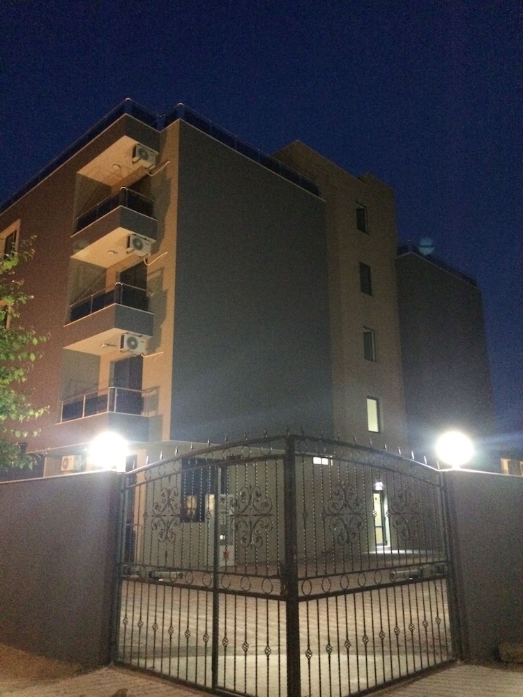 Flower Street Luxury Studios in Palm Residence view 5