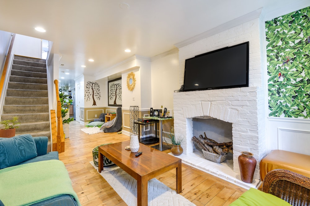 Quirky Baltimore Townhome ~ 2 Mi to Inner Harbor