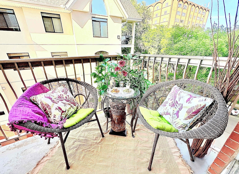 Stylish Downtown Condo near Rogers Place | Parking, Gym, Balcony & Kitchen