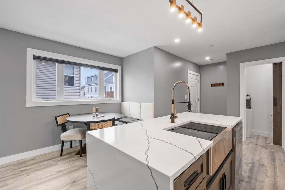 New Luxury 4 Bed Condo Perfect for Winter Rental