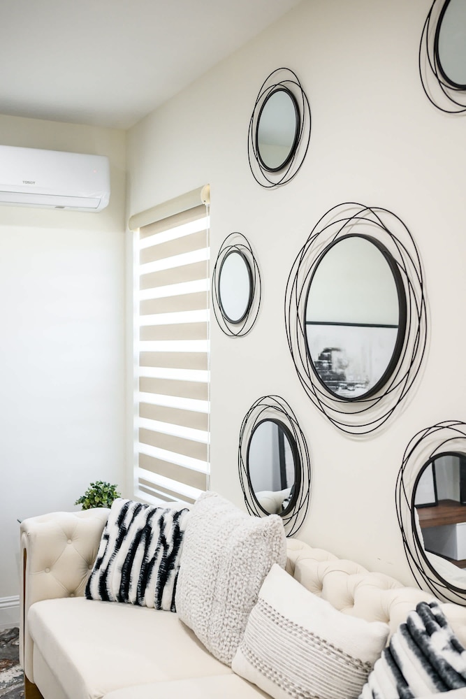 Stylish New Home Bright Modern Fully Stocked