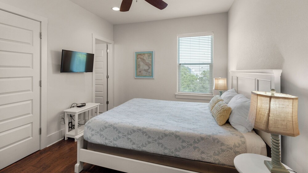 Stunning 4 Bd/4.5 BA - Free Wifi - Easy Walk to Beach