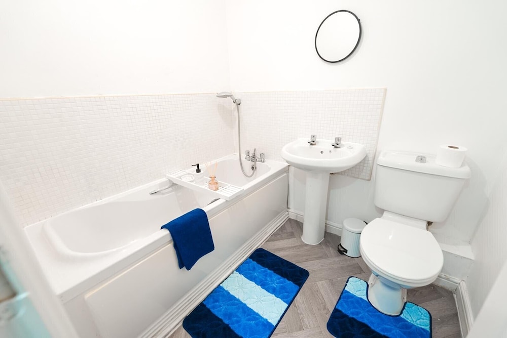 4 Bed House - Sleeps 8 - Garden - Parking - Wifi