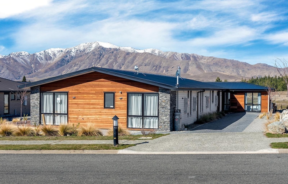 Hotel Explore Tekapo Accommodation - Image 1