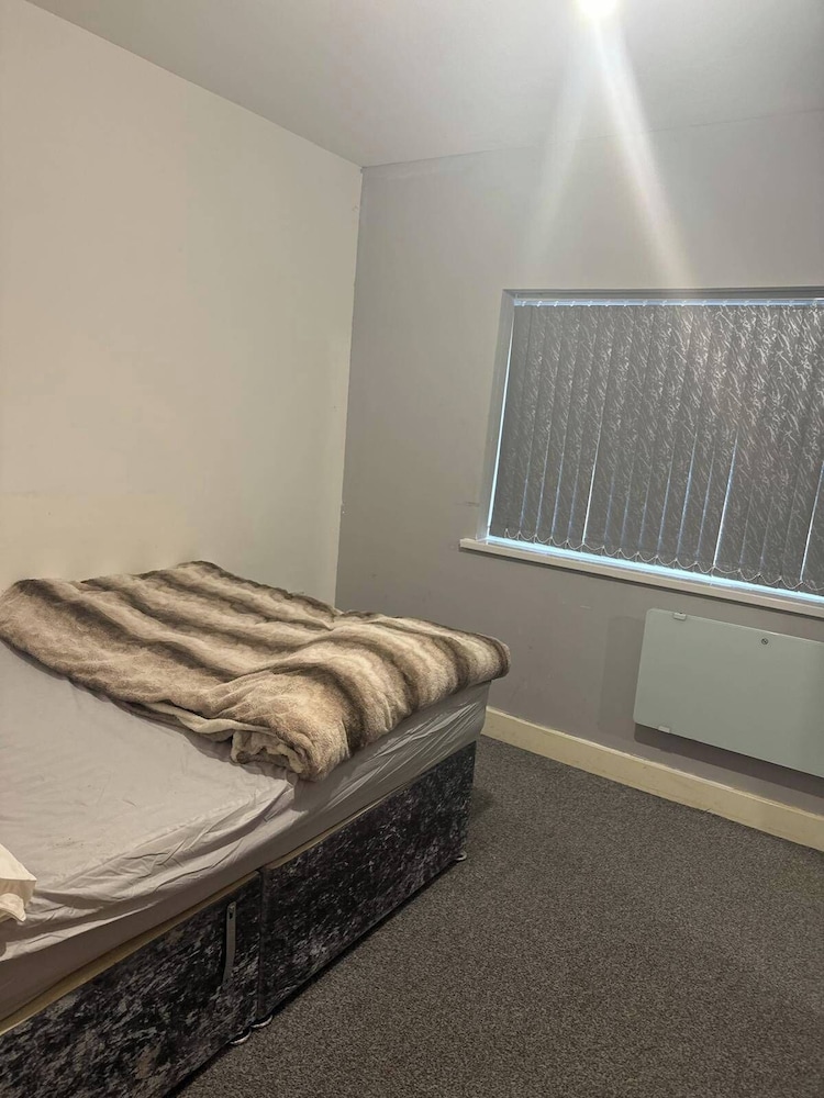 Cosy Central Home - Sleeps 5, Free Parking & Patio