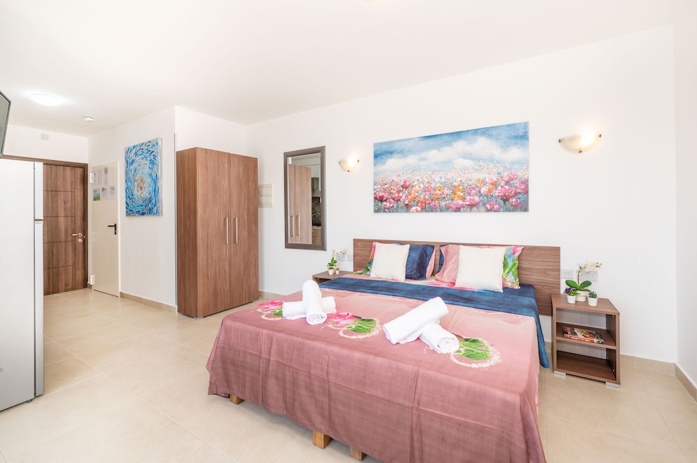 Islet Promenade Studio with Hot Tub and Panoramic Sea Views by GetawaysMalta photo 3